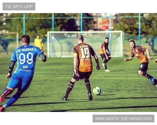 足球比赛中的进攻与防守平衡